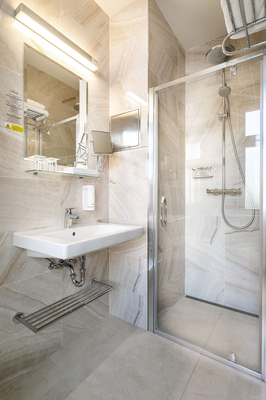 Hotel Ametyst Prague bathroom with shower